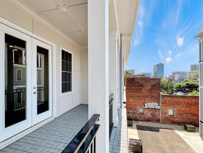 Building Photo - Stunning Luxury Townhome with Elevator in ...