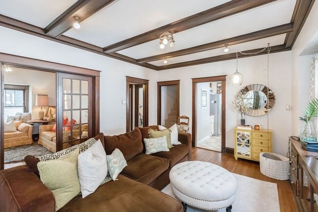 Building Photo - Fantastic West Plaza Bungalow