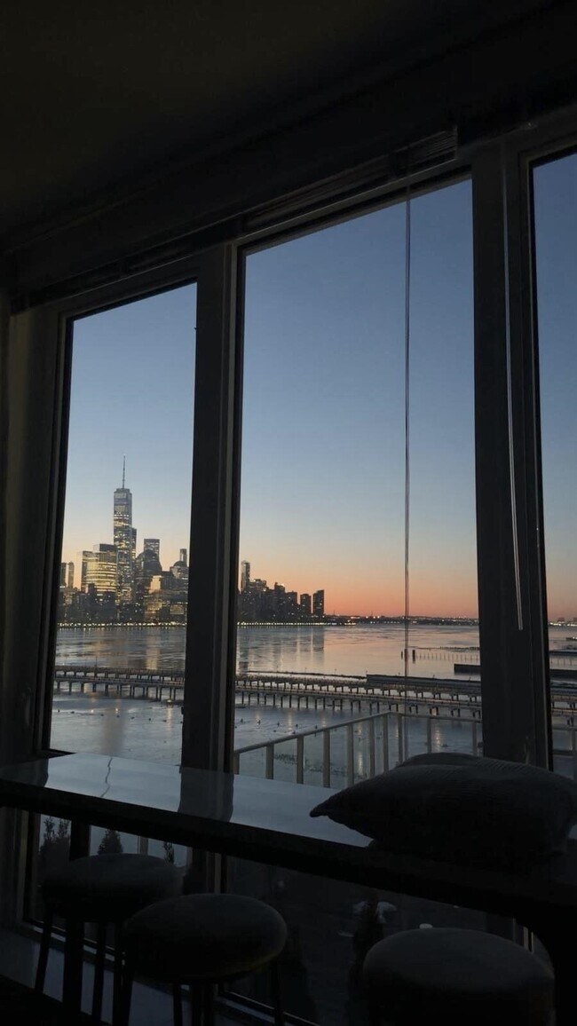 Building Photo - 25 Park Ln S