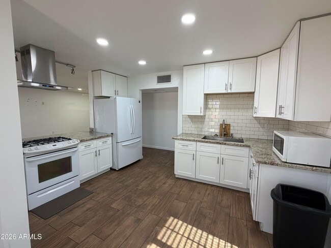 Building Photo - 2 E Piedmont Rd