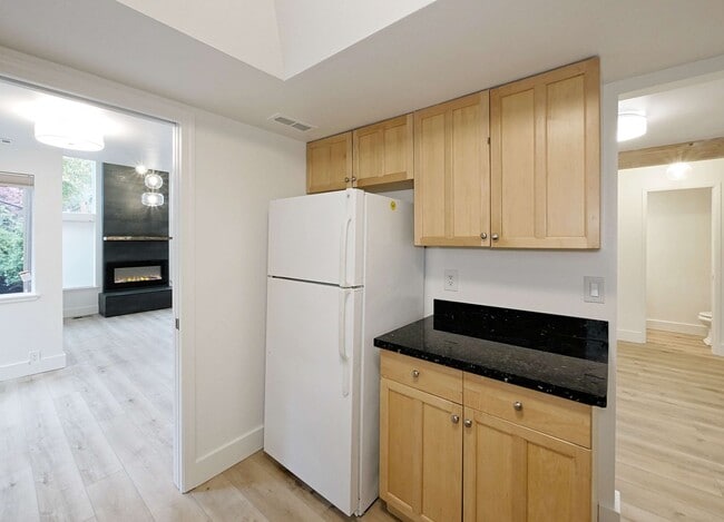Building Photo - Beautiful townhouse available for rent