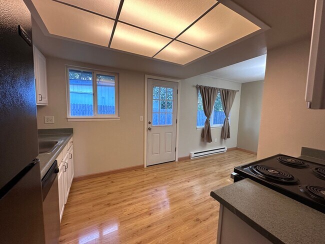 Building Photo - Charming 2 bdrm, 1 bath in Maplewood Neigh...