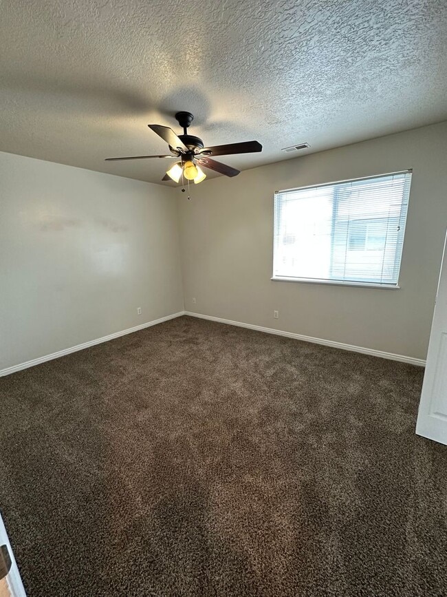 Building Photo - BRENTWOOD CONDO 2 Bed 1 Bath with Optix in...