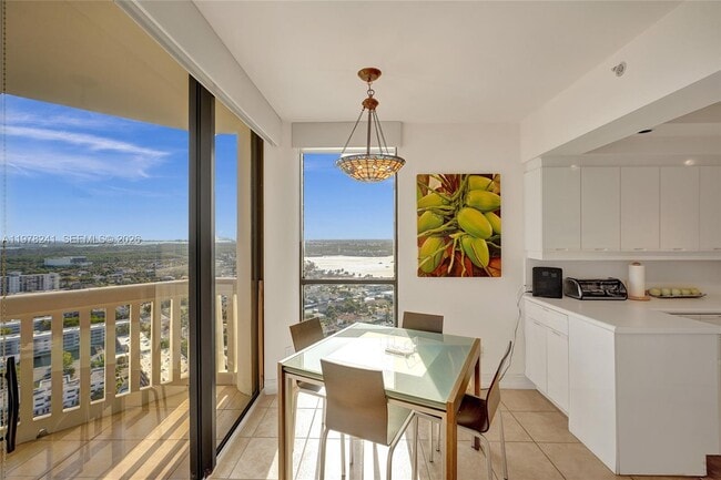 Building Photo - 2000 Island Blvd