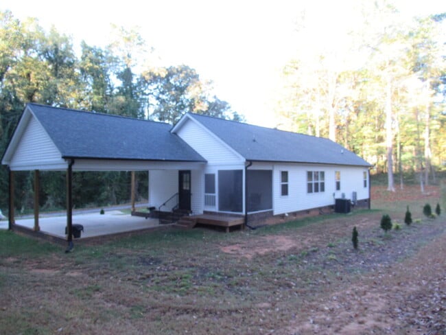Building Photo - Rental in Dallas, NC.  Fully Furnished and ready for Move In.