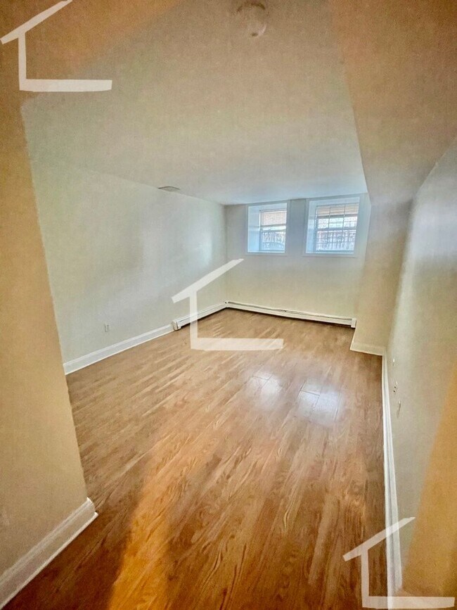 Building Photo - Large 3 bed unit in Allston near the Green...