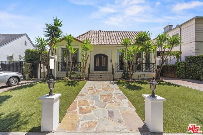 Building Photo - 1114 S La Peer Dr