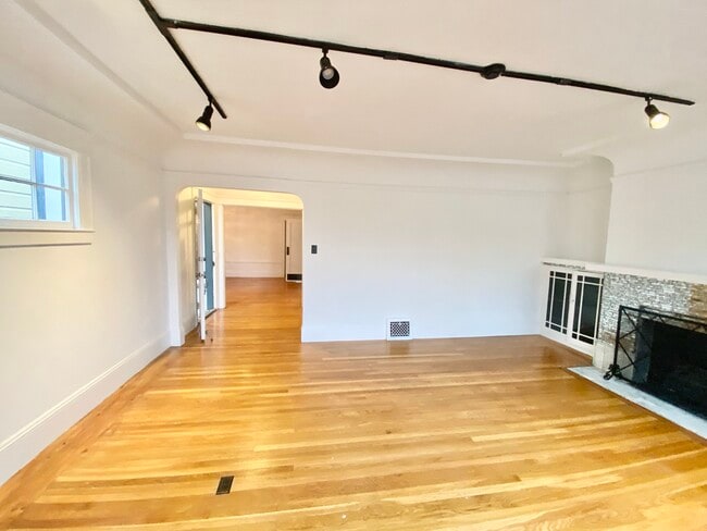Living Area - 747 Head St