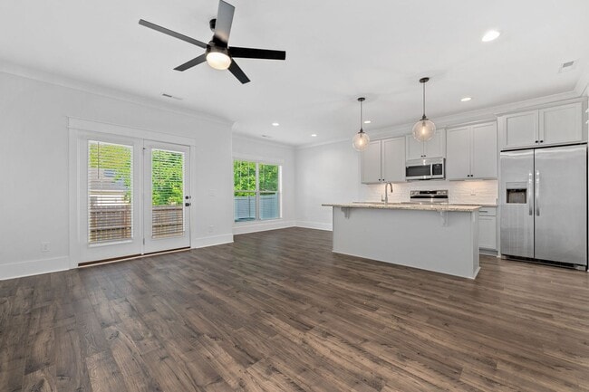 Building Photo - Lee Street B3