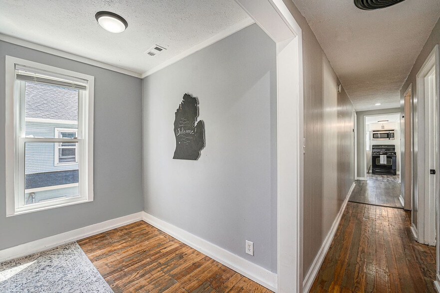 Building Photo - 149 Valley Ave NW