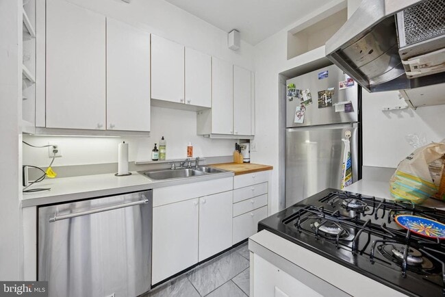 Building Photo - 1731 Bainbridge St