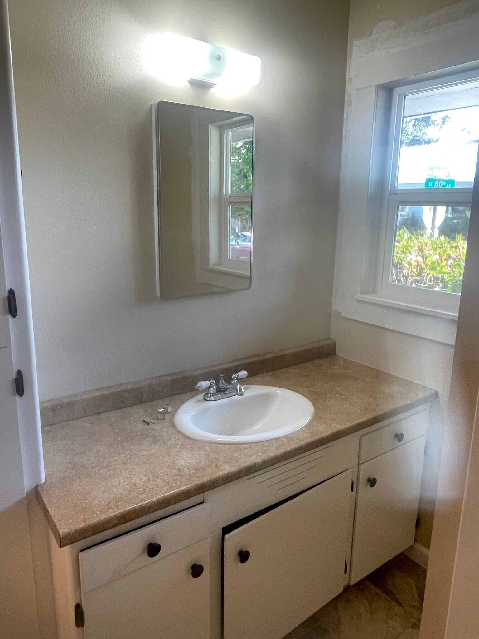 Building Photo - 833 SE 80th Ave