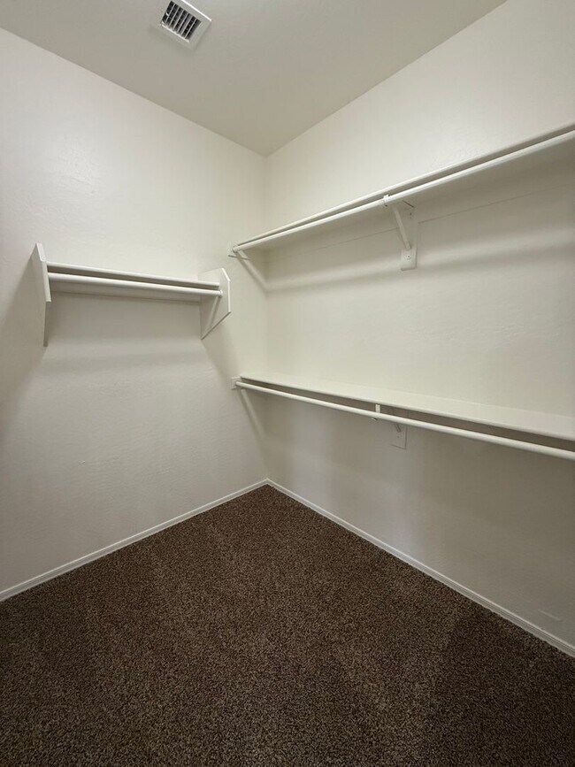 Building Photo - BRAND NEW CARPET 3 Bedroom 2 Bathroom Spacious Floorplan!