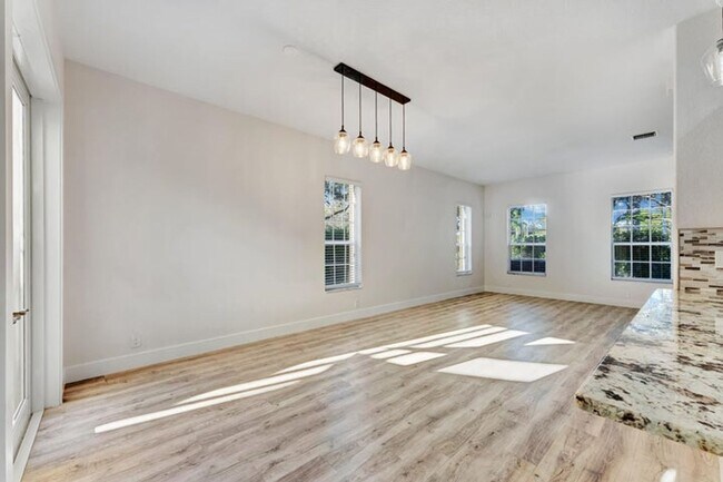 Building Photo - 406 NW 25th Ave