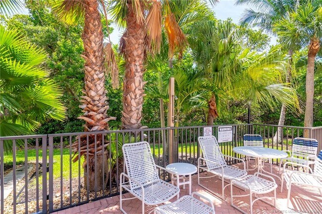 Building Photo - 221 NE Plantation Rd