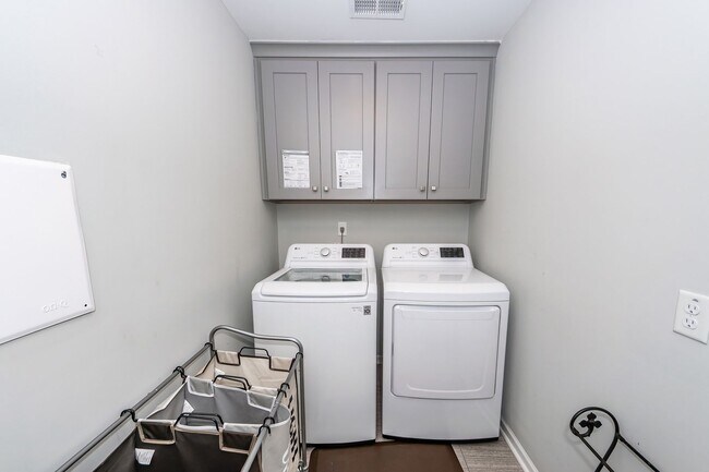 Building Photo - 3 Bedroom 2.5 Bath Single Family Home in F...