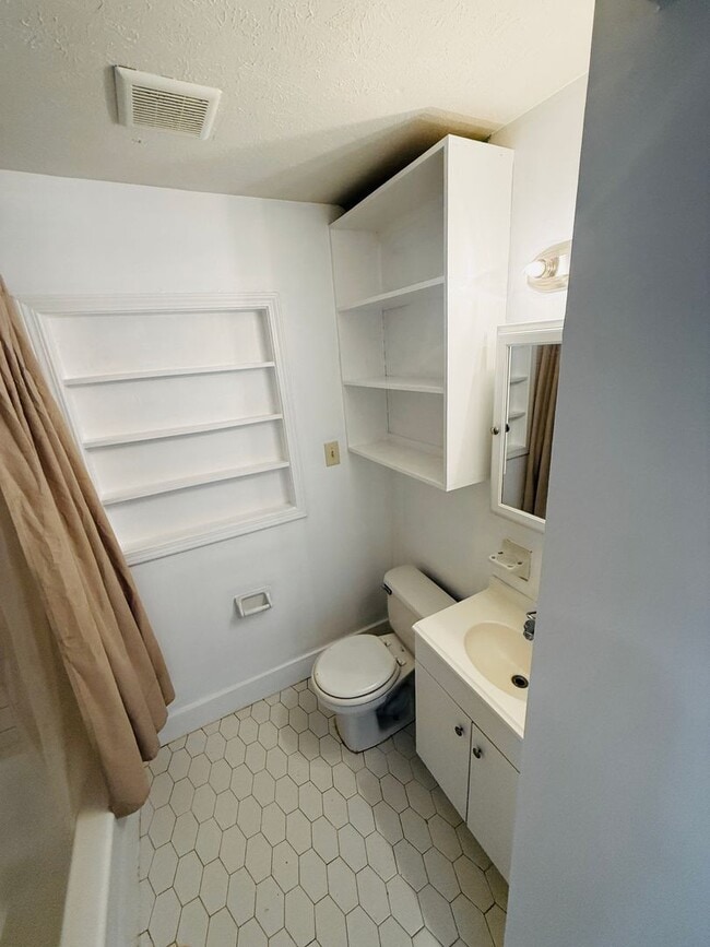 Building Photo - Beautiful 3-4 Bedroom 2 Bathroom Home