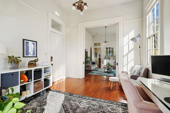 Building Photo - Large 1 bedroom apartment in heart of Uptown