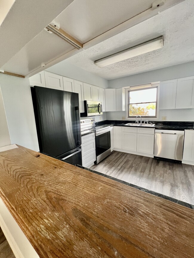 Building Photo - 403 Cedarstone Rd