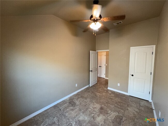 Building Photo - 406 Sladecek Dr
