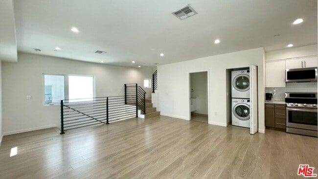 Building Photo - 5222 Satsuma Ave
