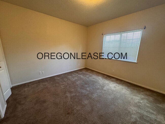 Building Photo - 3 bedroom North Eugene home with full size...