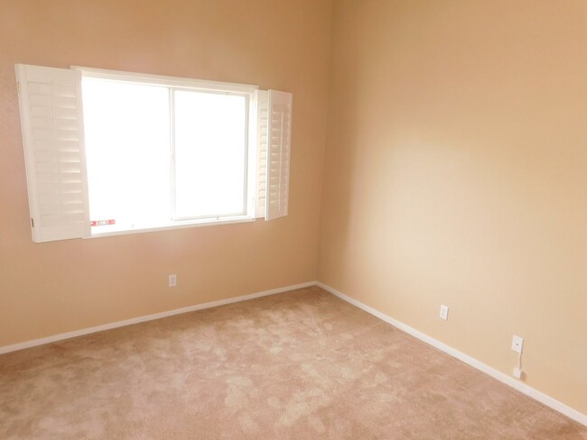 Building Photo - FURNISHED 2 Bed/2 Bath One Car Garage Upst...