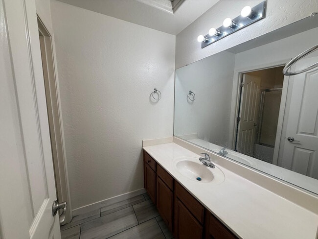 Building Photo - 2635 E Vermont Ct