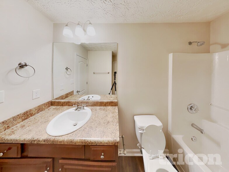 Building Photo - 1024 Weatherwood Pl NE