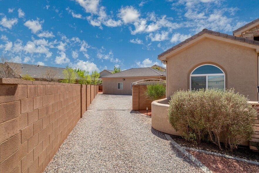 Building Photo - 3967 2530 S Cir