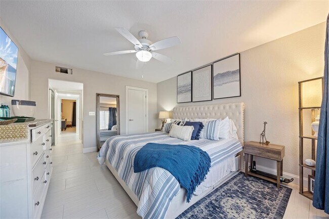 Building Photo - 1008 Apollo Beach Blvd