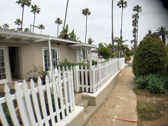 Building Photo - 3 BD 1 BA- 1/2 duplex 6 Blocks From Beach ...