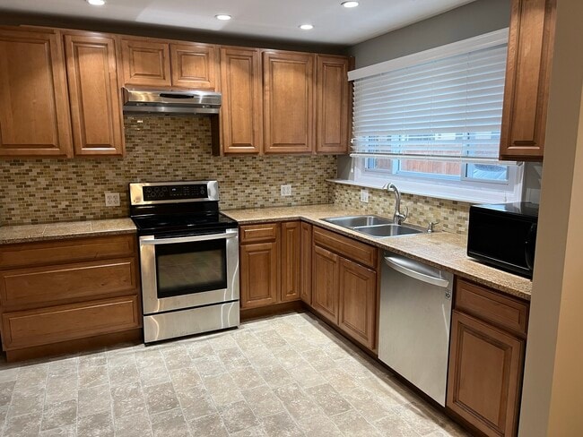 Building Photo - 440 Ida Ln