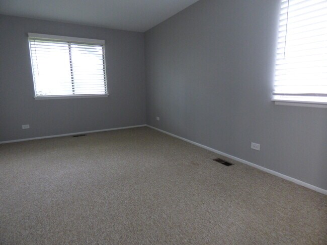 Building Photo - 402 Sandalwood Ln