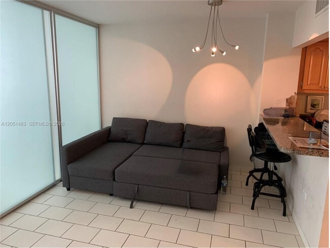Building Photo - 905 Brickell Bay Dr