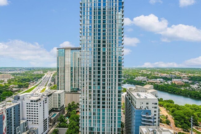 Building Photo - 610 Davis St