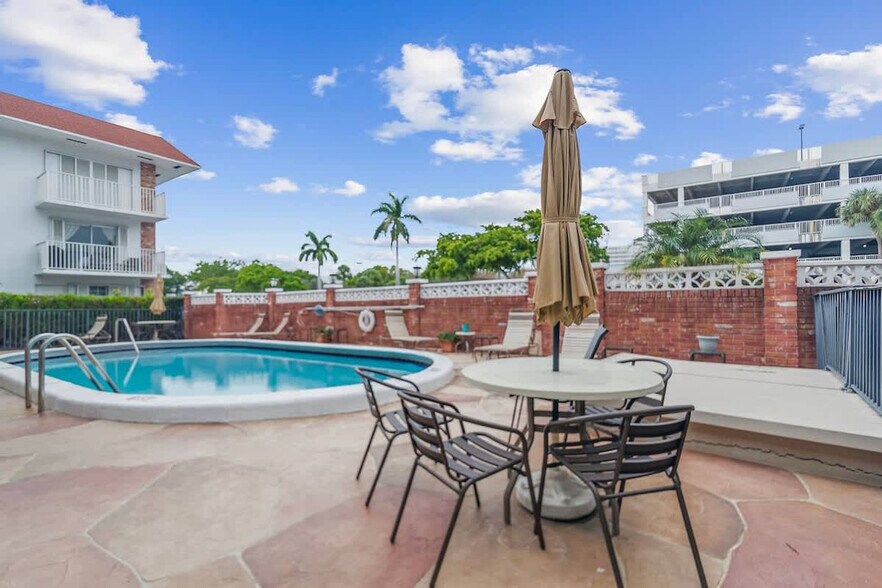 Building Photo - 2424 NE 9th St