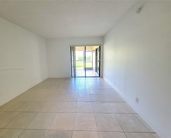 Building Photo - 210 Lakeview Dr