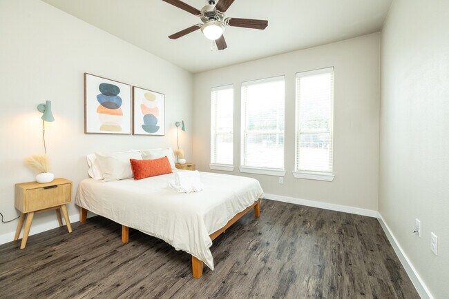 Building Photo - 2307 N Elm St