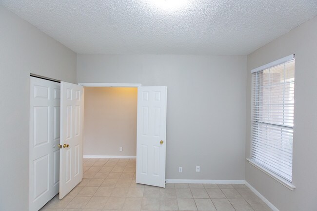 Building Photo - 1628 War Horse Ln