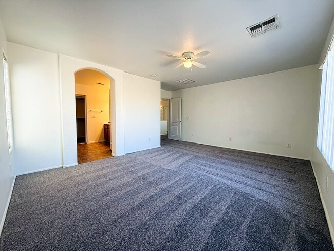 Building Photo - Spacious & Stylish in the Heart of Surprise!