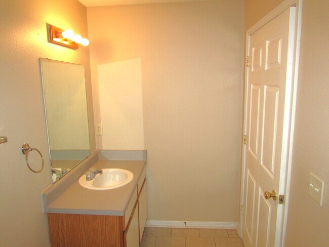 Building Photo - Available 11/17 – Spacious 2/2 Duplex with...