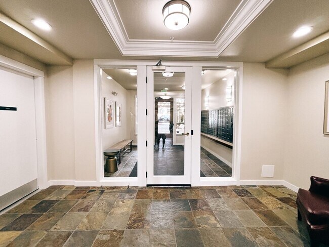 Building Photo - 2Bd/1.75Ba Kirkland Condo