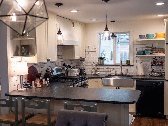 Building Photo - 3413 W Sunset Ave