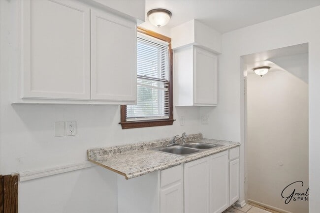 Building Photo - 3 bedroom - 1.5 bath - bungalow - $1250