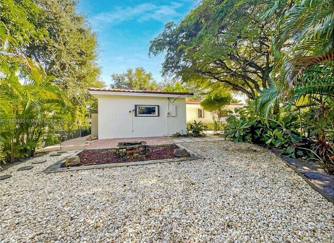 Building Photo - 364 Navarre Dr