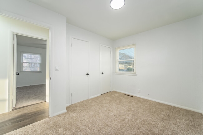 Building Photo - 1036 East 61st St N