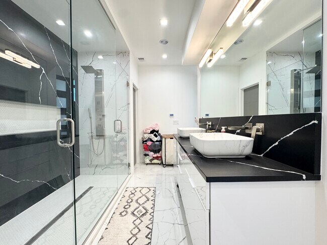 Building Photo - 4732 Mercier St