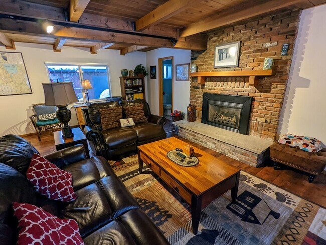 Building Photo - Pet friendly 4Bd home for a seasonal lease...