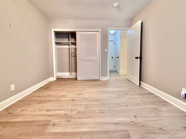 Building Photo - 907 Oak Tree Dr